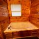 Cabin, hot tub, arcade games! sleeps 8! Gatlinburg - Foto 9
