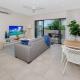 Coastal 2-Bed with Parking & Pool by the Ocean, Cairns - Fotografie 8