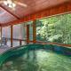 Awesome Retreat - North GA Cabin with Views - Hot Tub, Game Room, Fire Pit, and Stunning Mountain Views near Blue Ridge - Minera, Morganton