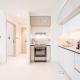 Charming 1BR Apartment at Marina Vista Tower 2 Emaar Beachfront Dubai Marina by Deluxe Holiday Homes, Dubaj - Fotografie 3