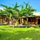 Magnifique maison & bungalow en bois dans jardin tropical proche rivières et forêt