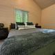 Couples Glamping Cabin-Bearly Behaving at Valley Bear Farms Resort Balsam Grove - Foto 10