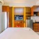 Restful and Minimalist Studio Transpark Cibubur Apartment By Travelio, Depok - Foto 3