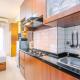 Restful and Minimalist Studio Transpark Cibubur Apartment By Travelio, Depok - Foto 10