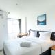 Restful and Comfy Studio Enviro Apartment By Travelio, Cikarang - Foto 9