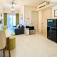 2BR with City and Pool View La Riz Supermall Mansion Apartment By Travelio Surabaya - Foto 6