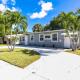 Bungalow with large backyard 5 min from beach