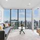 Sleek Lvl 75 Apt w Skyline Views in Aurora Complex, Melbourne - Foto 1