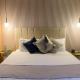 LUXESTAYSMNL Parisian Charm 1BR Suite Pool Gym 400MBPS WiFi Netflix Amazing City View, Manila - Photo 1