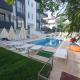 Luxury villa with pool, Side (photo 3)