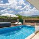 Villa Old House with Pool, Jacuzzi, Šumet