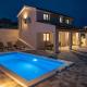 Villa Kamia with private heated pool and electric vehicle adapter, Zubovići (fotografie 10)