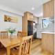 Ventura Serenity Townhouse with Parking and Patio, Окленд - Фото 6