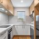 Ventura Escape Townhouse with Parking and Patio, Окленд - Фото 1