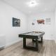 Spacious Detached House with 7 Beds Includes Ping Pong and Pool Table Sleeps 14 Free Parking, Feltham (fotografie 4)
