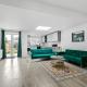 Spacious Detached House with 7 Beds Includes Ping Pong and Pool Table Sleeps 14 Free Parking, Feltham