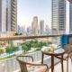 Chic 3BR Escape Steps from Dubai Mall, Burj & Metro in Prime Location, Dubai - Foto 1