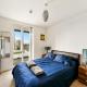 Stunning 2 bed 2 Bath Apartment in Canary wharf, Лондон - Фото 7