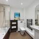 Luxury 1 Bedroom flat by the water with allocated parking, Hoo (foto 7)