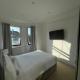 Modern Double Bedroom with Marble private bathroom, Edgware (zdjęcie 5)