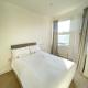 Modern Double Bedroom with Marble private bathroom, Edgware (zdjęcie 4)