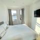 Modern Double Bedroom with Marble private bathroom, Edgware (zdjęcie 3)