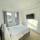 Modern Double Bedroom with Marble private bathroom, Edgware (zdjęcie 6)