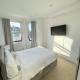 Modern Double Bedroom with Marble private bathroom, Edgware (zdjęcie 7)