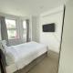 Modern Double Bedroom with Marble private bathroom, Edgware (zdjęcie 8)