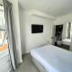 Modern Double Bedroom with Marble private bathroom, Edgware (zdjęcie 9)