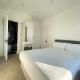 Modern Double Bedroom with Marble private bathroom, Edgware (zdjęcie 2)