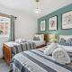 2-Bedroom Stylish & Gorgeous, Cosy Westgate Cottage Retreat, Central Winchester, Free On-Street Parking Permit, with Garden, Close to Cathedral - Sleeps 6, Pets are Welcome - by Blue Puffin Stays - Foto 2