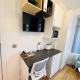 R1 - Newly Renovated Private Room with its own kitchenette in shared house by QE Hospital Birmingham - Foto 4