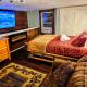 Private Cabin- Breakfast - Double Tub - 75in TV - SUP - Washer Dryer - BBQ