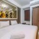 Warm and Minimalist Studio Room Transpark Cibubur Apartment By Travelio, Depok - Fotografie 1
