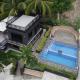 The Black Villa, Baybay