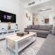 Prime location 1BR oasis with patio & pool, The Bay, Dubaj - Zdjęcie 1