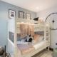 Unwind in Style 2BR with Cozy Backyard for Groups, Londres - Foto 5