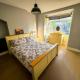 Room in a house share - Kingsized room 25 min away from Central London, Surbiton