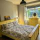 Room in a house share - Kingsized room 25 min away from Central London, Surbiton (fotografie 4)
