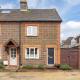 Quaint 3 bed Cottage in central Dorking with parking, Dorking
