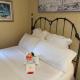 Cozy room in house at Airport & Highway, Сент-Луис