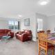 Sunlit Glow Home with Parking and Air-con, Окленд - Фото 6