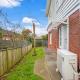 Sunlit Glow Home with Parking and Air-con, Окленд - Фото 5