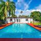 Spacious 3 bedroom Home with Oversized Pool & Backyard Miami - Zdjęcie 1