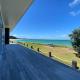 Rangi Beachfront -Luxury Beachfront Bach