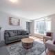 Spacious 2 Bedroom plus Den, 2 Bath, Sleeps 5 with Balcony and Lakeview Downtown Toronto Condo, Toronto