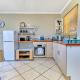 Tranquil, large 1 bedroom garden cottage, 12 mins from OR Tambo International with backup water Germiston - Foto 5