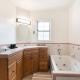 Updated 3-Bedroom LA Home with Backyard, BBQ & Family-Friendly Amenities, Los Angeles - Foto 5