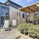 Tiny House bois avec terrasse, piscine, wifi, animaux admis, parking - 200m de la plage - FR-1-361A-88, Jullouville-les-Pins